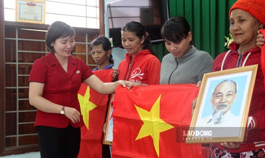 Bà Nguyễn Thị Thu Thủy - Phó Chủ tịch Thường trực LĐLĐ tỉnh Bình Định trao quà cho bà con thôn 6. Ảnh: N.T