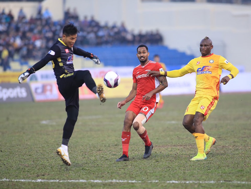 Tiền đạo Pedro Paulo (giữa) cùng đội Viettel gặp thách thức lớn khi lần đầu dự AFC Champions League. Ảnh: VPF.