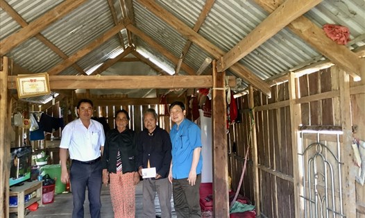 Lãnh đạo LĐLĐ tỉnh Phú Yên thăm, chúc Tết gia đình chính sách tại một trong những xã khó khăn nhất của tỉnh do tổ chức công đoàn hỗ trợ. Ảnh: Phú Yên