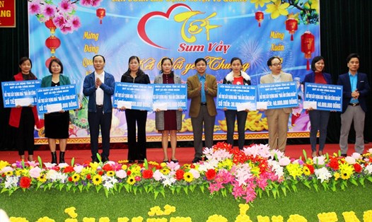 LĐLĐ Hà Tĩnh trao hỗ trợ làm 7 nhà Mái ấm công đoàn tại Chương trình Tết Sum vầy do LĐLĐ huyện Vũ Quang tổ chức. Ảnh: XH.