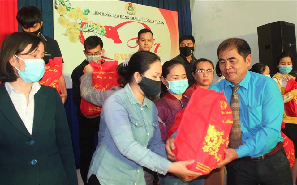 Những phần quà Tết sum vầy - Kết nối yêu thương đã được LĐLĐ Nha Trang trao tận tay người lao động khó khăn. Ảnh: Phương Linh