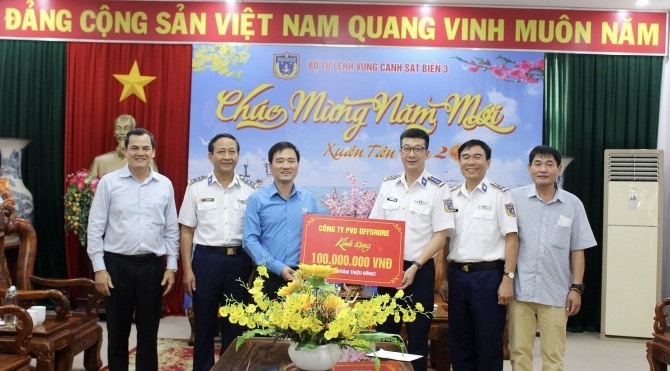Đại diện Công đoàn Dầu khí Việt Nam trao tặng bảng tài trợ cho Cảnh sát biển Vùng 3. Ảnh:CĐ DK