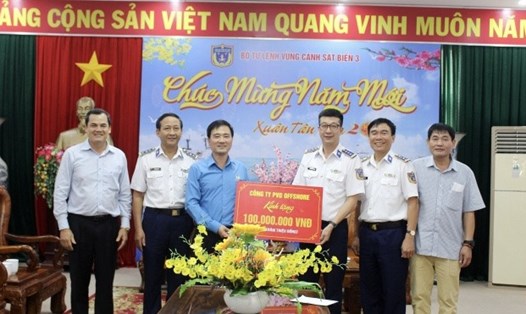 Đại diện Công đoàn Dầu khí Việt Nam trao tặng bảng tài trợ cho Cảnh sát biển Vùng 3. Ảnh:CĐ DK
