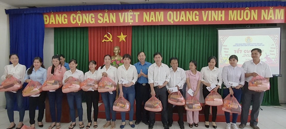 Ông Lê Minh Trượng - Chủ tịch Công đoàn Tổng công ty  Lương thực miền Nam trao quà Tết cho đoàn viên và người lao động có hoàn cảnh khó khăn tại Công ty Lương thực Trà Vinh. Ảnh: CĐ TCty