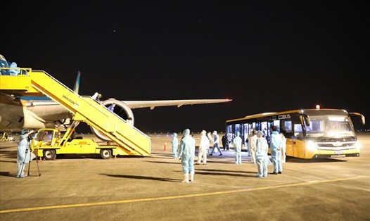 Sân bay Vân Đồn liên tục đón các chuyến bay đưa người Việt Nam từ nước ngoài về, trong đó có nhiều trường hợp được xét nghiệm nhiễm SARS-COV-2 trong quá trình cách ly. Ảnh: Nguyễn Hùng