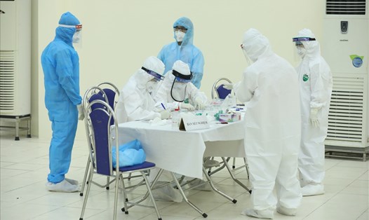 Cán bộ y tế lấy mẫu xét nghiệm SARS-CoV-2. Ảnh: Hải Nguyễn