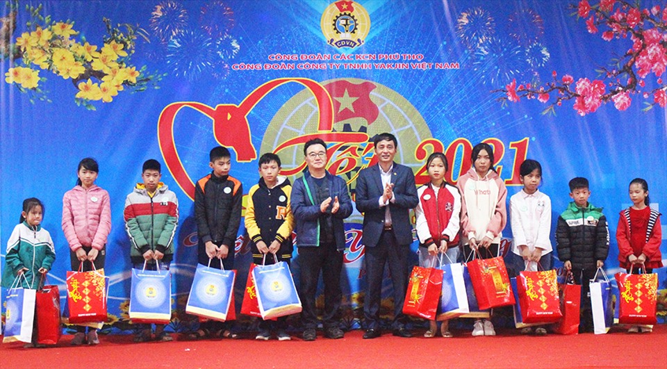 Ông Phùng Quang Vinh – Phó Chủ tịch LĐLĐ tỉnh cùng đại diện Công đoàn cơ sở trao quà của Phó Thủ tướng và Tổng LĐLĐ Việt Nam cho các công nhân có hoàn cảnh khó khăn. Ảnh: Ban TG&NC