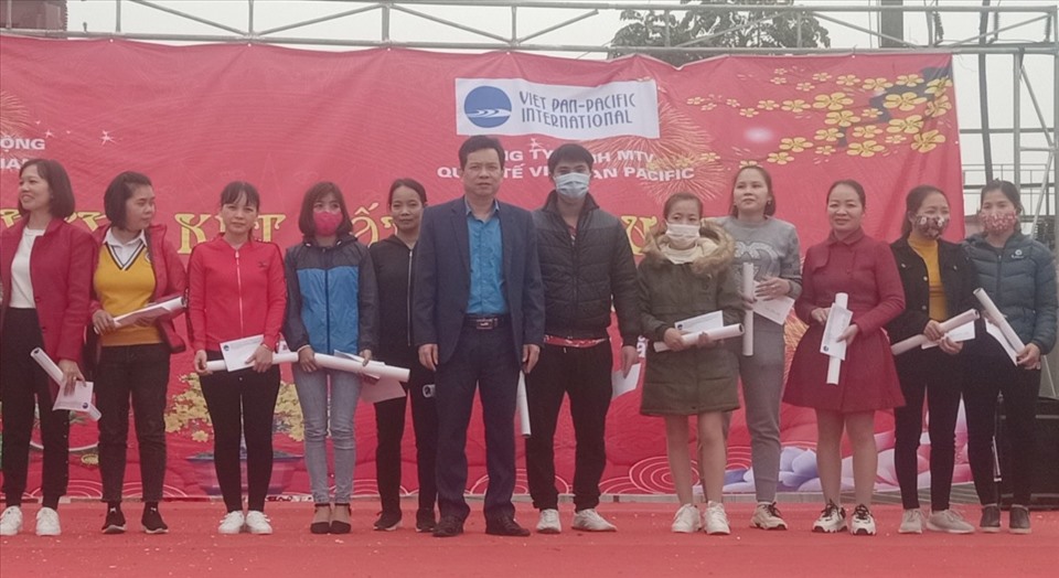 Lãnh đạo Liên đoàn Lao động thành phố trao quà cho CNLĐ có hoàn cảnh khó khăn. Ảnh: LĐLĐ thành phố Bắc Giang