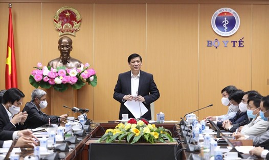 Bộ trưởng Nguyễn Thanh Long chủ trì cuộc họp về tình hình dịch bệnh COVID-19. Ảnh: Quyết Bùi