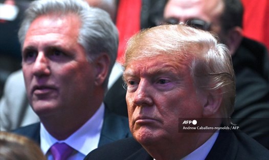 Tổng thống Donald Trump (phải) và Lãnh đạo thiểu số tại Hạ viện Kevin McCarthy (trái) trong một sự kiện ở New York, Mỹ, tháng 11.2019. Ảnh: AFP.
