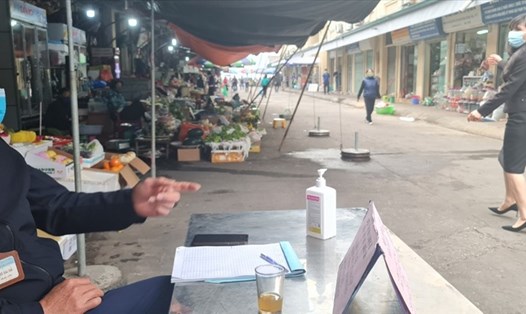 Quảng Ninh siết chặt việc kiểm soát người ra-vào các chợ. Ảnh: T.N.D