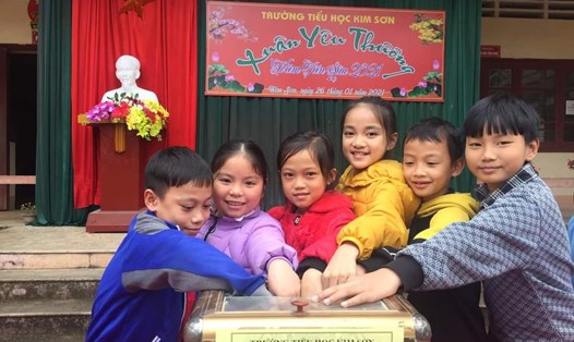 Học sinh trường Tiểu học Kim Sơn (huyện Quế Phong- tỉnh Nghệ An) chung tay góp quỹ “Xuân yêu thương". Ảnh: Bá Cường