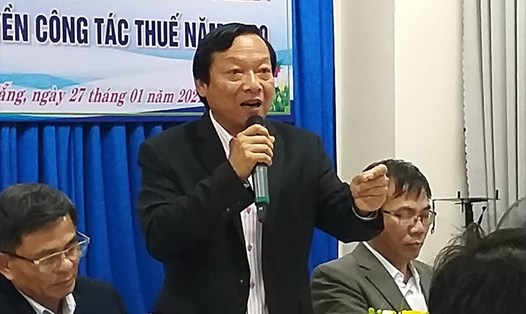 ông Lưu Đức Sáu - Phó Cục trưởng Cục Thuế Đà Nẵng trao đổi thêm về việc thu thuế với những người viết phần mềm, thu nhập quảng cáo. Ảnh: TT