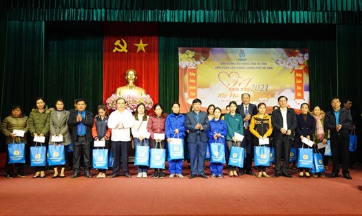 LĐLĐ thành phố Hà Tĩnh tổ chức Tết Sum vầy năm 2021, trao quà cho đoàn viên, người lao động khó khăn. Ảnh: Trần Tuấn.