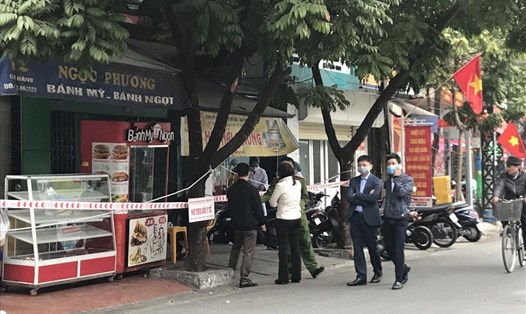 Khu vực gần số nhà 12 Chợ Hàng được theo dõi y tế nghiêm ngặt từ sáng nay 28.1 liên quan đến ca nghi nhiễm Quảng Ninh. Ảnh Mai Dung
