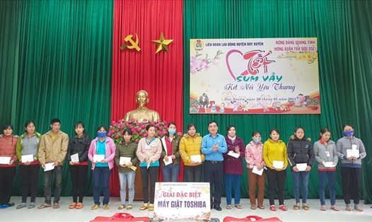 LĐLĐ huyện Duy Xuyên tổ chức Tết Sum vầy năm 2021, trao quà cho đoàn viên, người lao động khó khăn. Ảnh: Thanh Chung