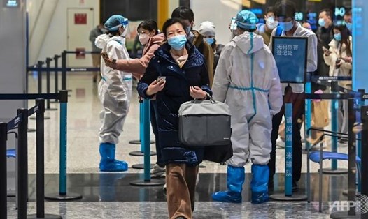 Hành khách đeo khẩu trang tại sân bay ở Vũ Hán, Trung Quốc. Ảnh: AFP.