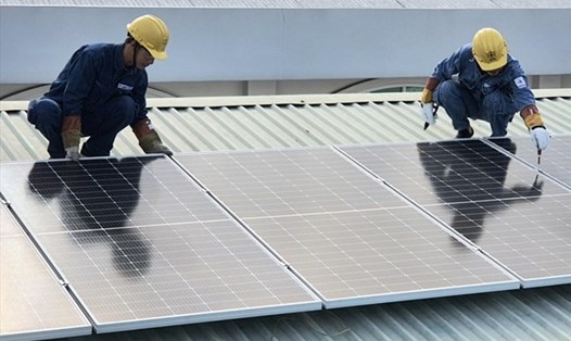 Các thanh niên công nhân của EVNHCMC lắp đặt, trao tặng công trình điện mặt trời mái nhà cho “Mái ấm Quận Tân Bình". Ảnh Nam Dương