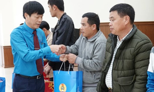 Ông Nguyễn Quang Thái - Chủ tịch Công đoàn ngành NNPTNT Hà Tĩnh trao quà tại Chương trình Tết Sum vầy 2021. Ảnh: Trần Tuấn.