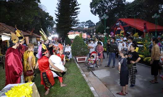 Lễ hội Tết Việt 2021 diễn ra tại công viên Lê Văn Tám (TPHCM).  Ảnh: DI PY