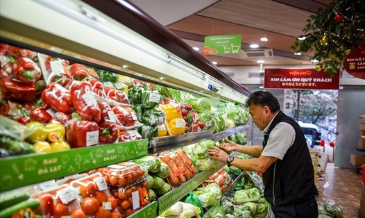 Bộ Công Thương yêu cầu các siêu thị, trung tâm thương mại, chợ... đảm bảo hàng hóa phục vụ người tiêu dùng yên tâm phòng chống dịch bệnh COVID-19. Ảnh: Bích Liên