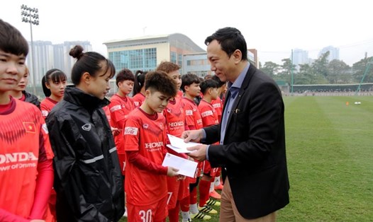 Phó Chủ tịch VFF Trần Quốc Tuấn thăm và động viên các cầu thủ đội tuyển nữ Việt Nam trong đợt tập trung đầu năm 2021. Ảnh: VFF