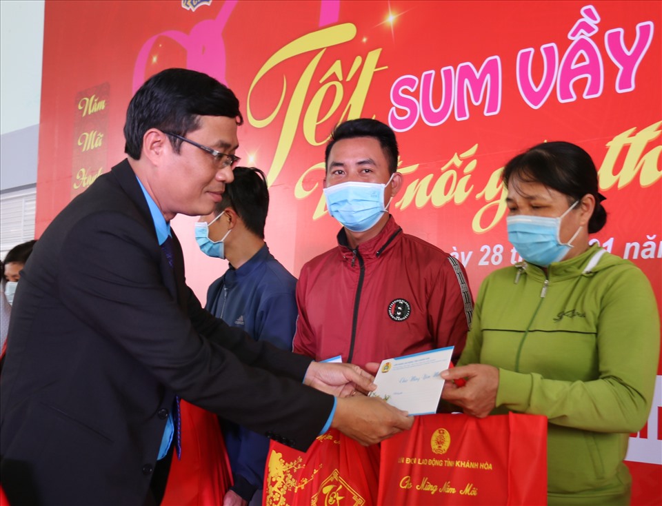 Ông Bùi Thanh Bình- Chủ tịch LĐLĐ Khánh Hòa tặng quà Tết sum vầy cho đoàn viên, người lao động trước thềm năm mới. Ảnh: Phương Linh