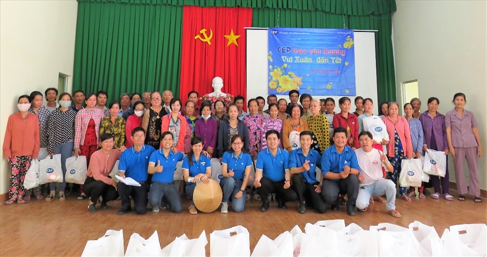 Đại diện CEP chi nhánh Sa Đéc cùng lãnh đạo LĐLĐ TP Sa Đéc trao quà Tết. Ảnh: S.K