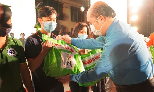 Ông Hồ Xuân Lâm - Phó Chủ tịch LĐLĐ TPHCM trao quà cho công nhân lao động có hoàn cảnh khó khăn. Ảnh: Chân Phúc