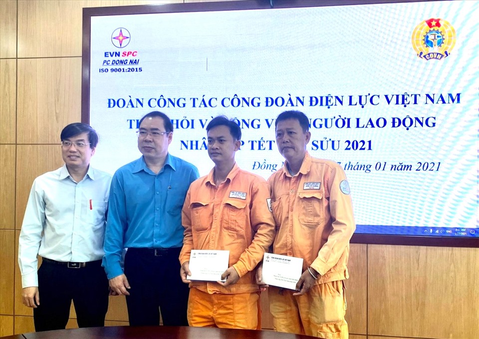 Ông Đỗ Đức Hùng - Chủ tịch Công đoàn Điện lực Việt Nam (thứ hai từ trái sang) trao quà cho đoàn viên. Ảnh: Đắc Cường