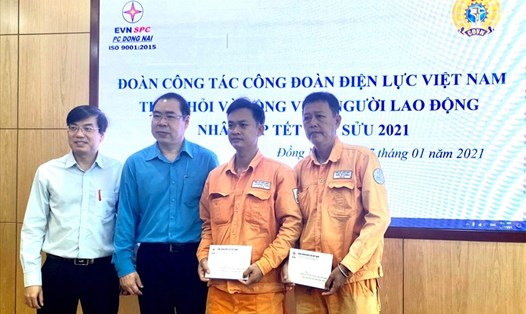Ông Đỗ Đức Hùng - Chủ tịch Công đoàn Điện lực Việt Nam (thứ hai từ trái sang) trao quà cho đoàn viên. Ảnh: Đắc Cường