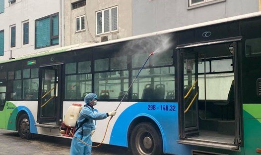 Phun khử khuẩn các phương tiện vận tải công cộng ở Hà Nội. Ảnh: Q.H