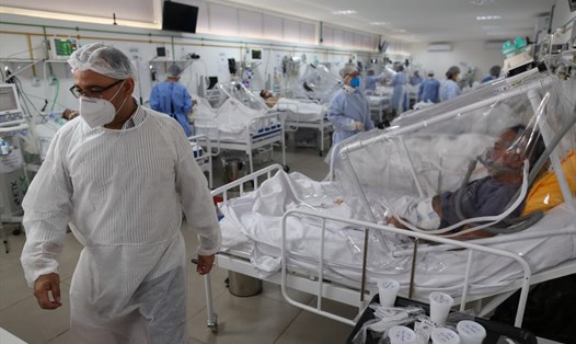 Nhân viên y tế và bệnh nhân nhiễm SARS-CoV-2 ở phòng điều trị đặc biệt COVID-19 ở bệnh viện Gilberto Novaes, Manaus, Brazil. Ảnh: AFP.