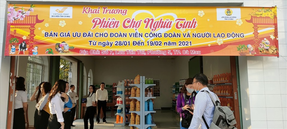 LĐLĐ tỉnh Cà Mau khai mạc phiên chợ nghĩa tình (ảnh Nguyễn Bảo)