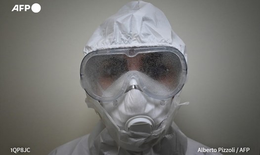 Đeo khẩu trang là biện pháp hiệu quả, an toàn, giảm nguy cơ lây nhiễm biến thể SARS-CoV-2. Ảnh: AFP