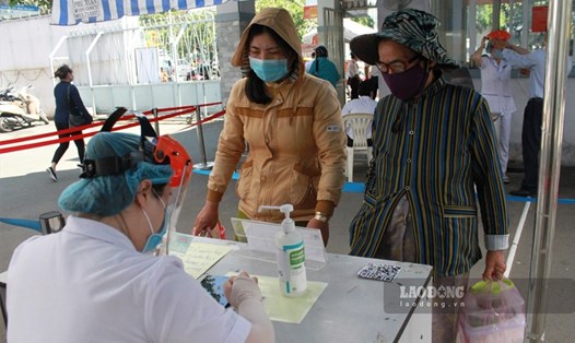 Người dân thực hiện khai báo y tế tại Bệnh viện Ung bướu TPHCM. Ảnh: Thanh Chân