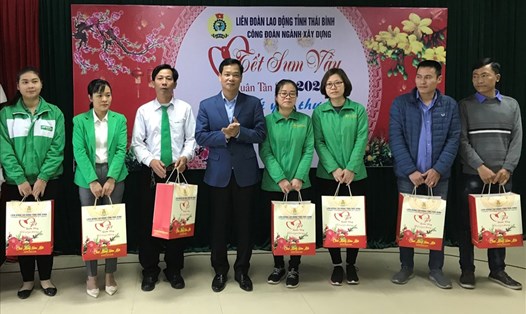 Lãnh đạo LĐLĐ tỉnh Thái Bình trao quà cho các đoàn viên thuộc đơn vị vận tải taxi Mai Linh. Ảnh Bá Mạnh
