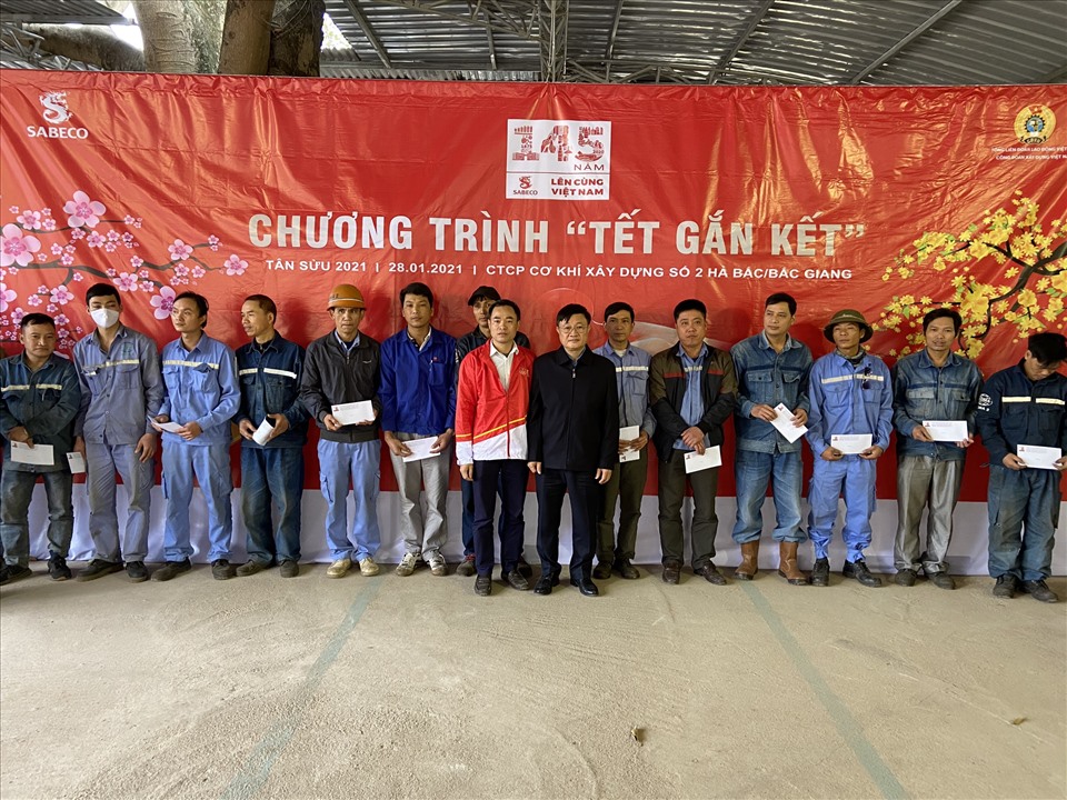 Ông Vũ Ngọc Chính, Phó Chủ tịch CĐXDVN trao quà cho NLĐ. Ảnh: CĐXDVN