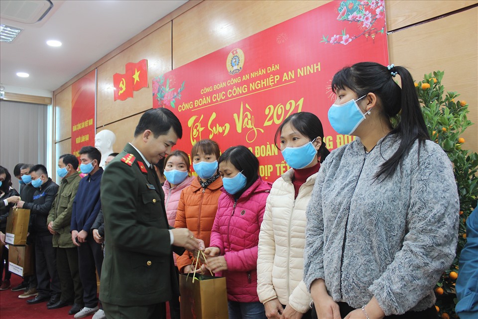 Thượng tá Nguyễn Mạnh Cường - Phó Cục trưởng Cục H08 trao quà cho đoàn viên, người lao động khó khăn.