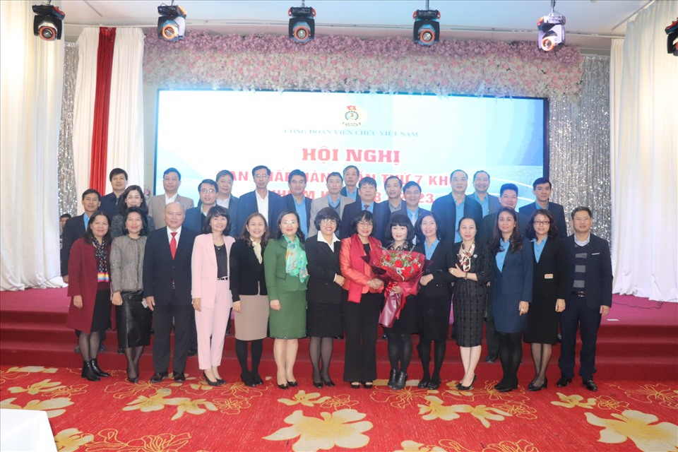 Nhân dịp này, Thường trực Ban Thường vụ Công đoàn Viên chức Việt Nam đã tổ chức chia tay bà Nguyễn Giang Tuệ Minh – Nguyên Phó Chủ tịch Công đoàn Viên chức Việt Nam thôi tham gia Ban Chấp hành Công đoàn Viên chức Việt Nam nghỉ chế độ hưu trí. Ảnh: Nguyễn Thiện