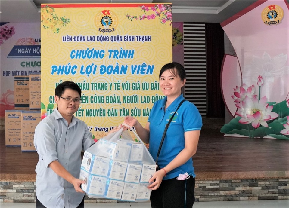 Các công đoàn cơ sở được hỗ trợ mua khẩu trang giá rẻ hơn thị trường 30% - 50% để phục vụ công nhân lao động. Ảnh: LĐLĐ Bình Thạnh