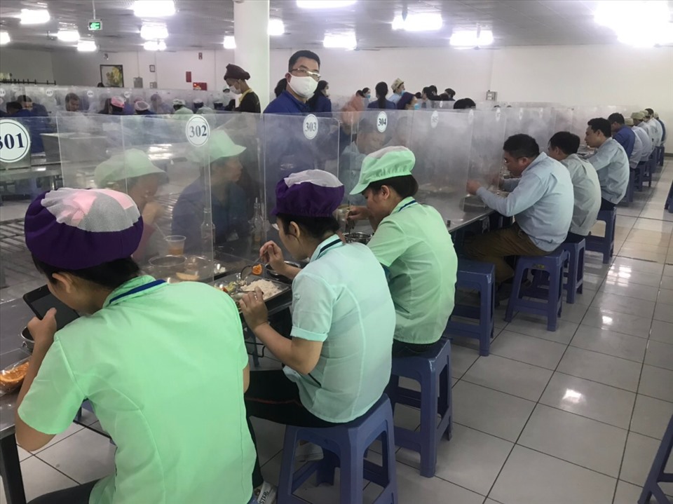 Công nhân Công ty điện tử Foster Bắc Ninh ăn trưa tại phòng có vách ngăn để phòng chống dịch COVID-19. Ảnh: CĐCS công ty cung cấp.