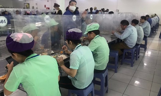 Công nhân Công ty điện tử Foster Bắc Ninh ăn trưa tại phòng có vách ngăn để phòng chống dịch COVID-19. Ảnh: CĐCS công ty cung cấp.