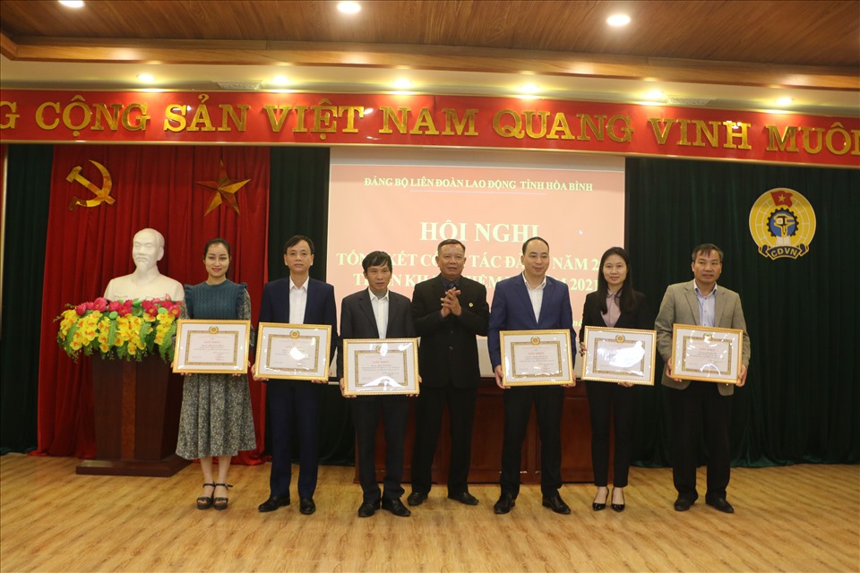 Đảng bộ Khối các cơ quan tỉnh tặng  giấy khen các cá nhân có thành tích năm 2020. Ảnh: Mạnh Cường