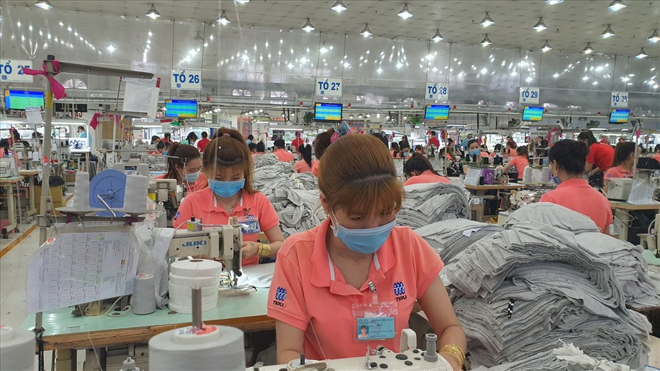 Công nhân Công ty may mặc Triple Việt Nam mang khẩu trang trong suốt thời gian làm việc tại công ty. Ảnh Nam Dương