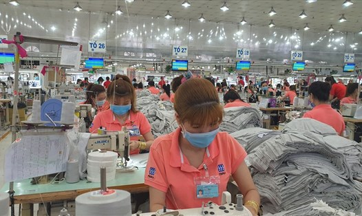 Công nhân Công ty may mặc Triple Việt Nam mang khẩu trang trong suốt thời gian làm việc tại công ty. Ảnh Nam Dương