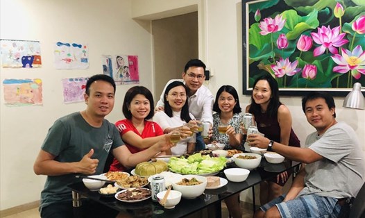 Gia đình Anh Thư (thứ hai, bên trái) và bạn bè người Việt ở Singapore đón Tết. Ảnh: Angie Nguyen
