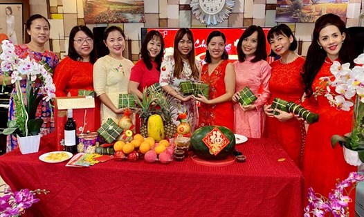 Chị Nguyễn Kim Như Thuỷ (ngoài cùng bên phải) cùng bạn bè gói bánh chưng đón Tết. Ảnh: NVCC