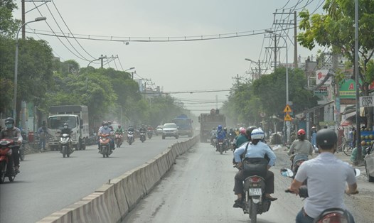 Dự án nâng cấp đường Huỳnh Tấn Phát thi công gây bụi mù mịt hồi tháng 11.2020.  Ảnh: Minh Quân