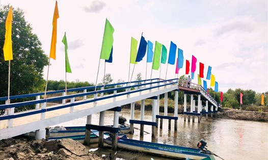 Cầu Kênh Xáng An Giang, ấp Sào Lưới tại xã Nguyễn Việt Khái, huyện Phú Tân là một trong những sản phẩm hỗ trợ người dân ứng phó với COVID-19 do UNDP và UBND tỉnh Cà Mau thực hiện. Ảnh: Hương Giang